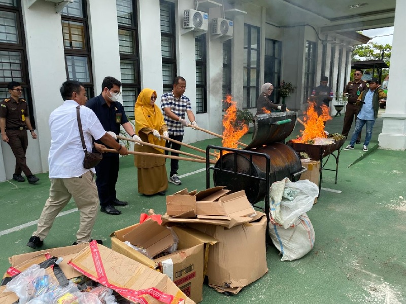 Kajari Inhil Nova Puspitasari musnahkan barang bukti dari 24 perkara hasil tindak pidana umum yang sudah inkracht di halaman Kejari Inhil Jalan Prof M Yamin Tembilahan, Selasa (7/10/2025).