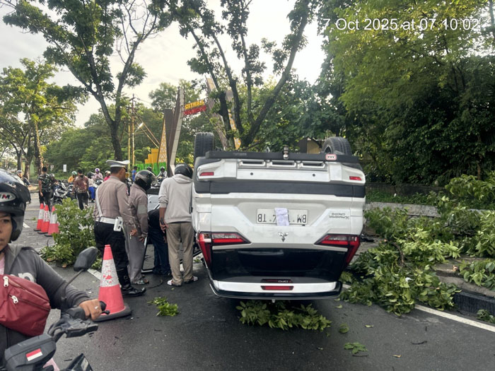 Mobil MPV BM 1734 TB yang dikemudikan Khairul Ihsan (55) mengalami kecelakaan hingga terbalik di Jalan Sudirman Pekanbaru, tepatnya di depan City Walk, pada Selasa (7/10/2025) pagi.
