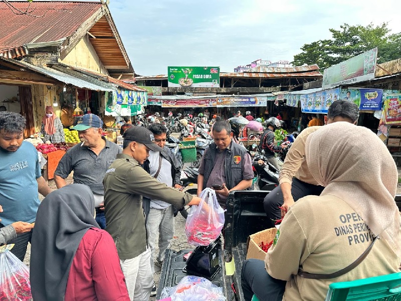Kegiatan operasi pasar cabai merah di Pasar Dupa Pekanbaru oleh Disperindagkop UKM Riau, Selasa (7/10/2025).