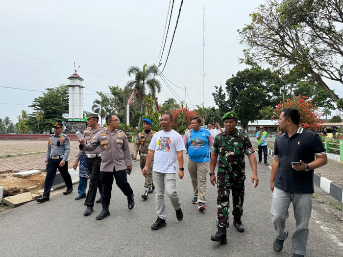 Kabag OPS Polres Kuansing, Kompol Teguh Wiyono bersama jajaran dan panitia, meninjau persiapan pacu jalur HUT Kuansing, Senin (6/10/2025) sore.