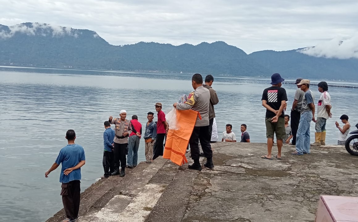 Penemuan dan evakuasi mayat perempuan asal Pekanbaru, Dechania Samura (27), di Danau Maninjau, Jorong Bancah, Nagari Maninjau, Agam, Sumatera Barar, Selasa (7/10/2025).