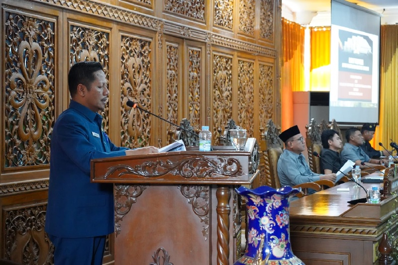 Wabup Kuansing H Muklisin saat menyampaikan jawaban pemerintah terkait Ranperda masyarakat hukum adat (MHA), Selasa (7/10/2025).