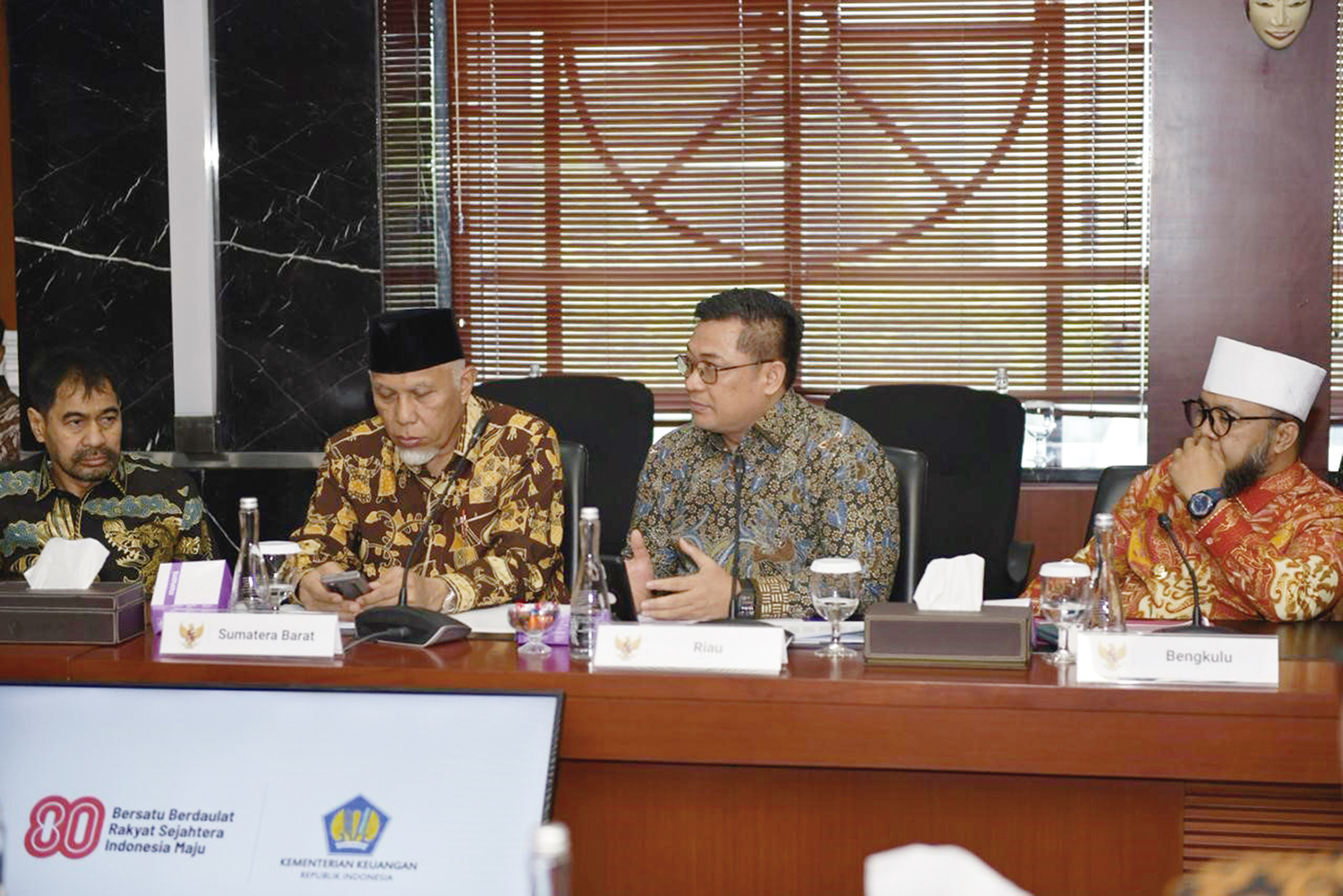 Sekretaris Daerah Provinsi Riau Syahrial Abdi (kanan) duduk bersama Gubernur Sumatera Barat Mahyeldi Ansharullah dalam pertemuan dengan Menteri Keuangan (Menkeu) Purbaya Yudhi Sadewa membahas TKD di Jakarta, Selasa (7/10/2025).