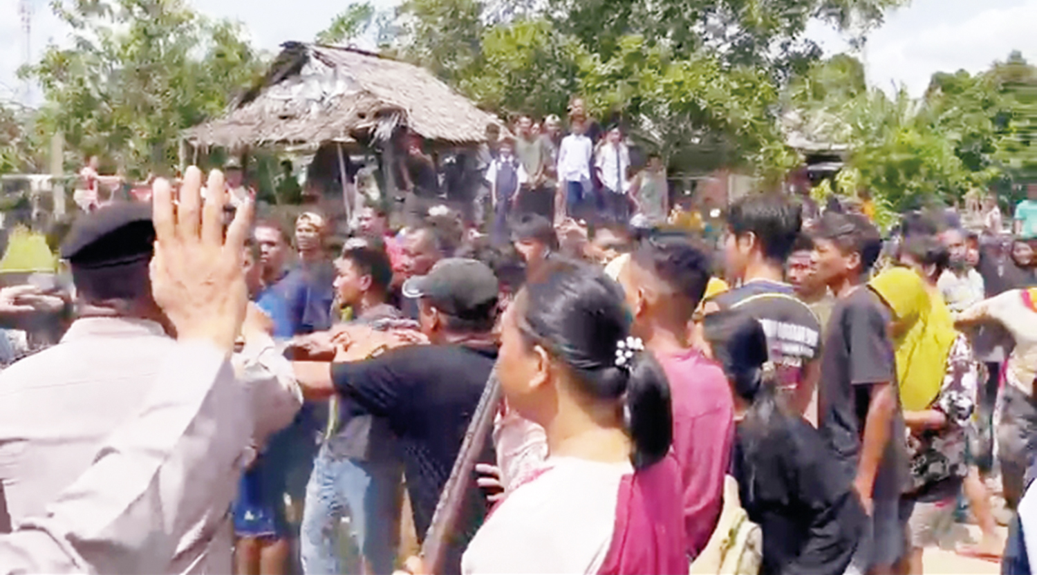 Sekelompok warga membuat kericuhan saat penertiban aktivitas penambangan emas tanpa izin di Kecamatan Cerenti, Kabupaten Kuantan Singingi (Kuansing), Selasa (7/10/2025).