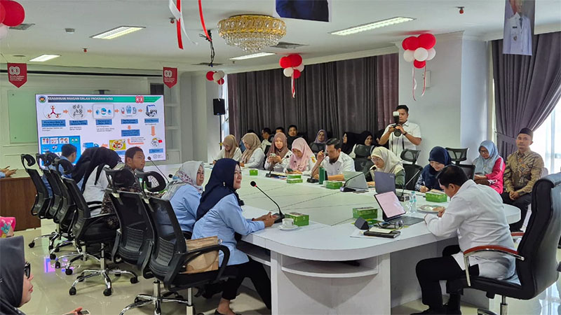 Pj Sekdako Pekanbaru Zulhelmi Arifin menerima kunjungan tim Kementerian Sekretariat Negara RI terkait pemantauan pelaksanaan program MBG di ruang rapat Kantor Wali Kota Tenayan Raya
