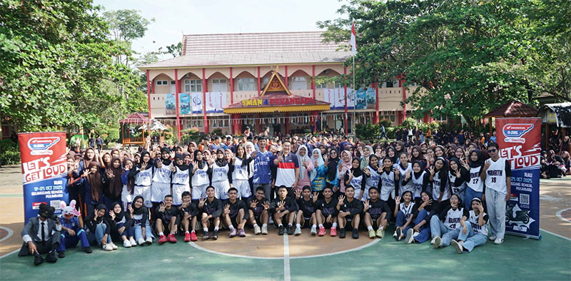 Perwakilan sponsor, majelis guru, tim basket putra dan putri, serta tim dance SMAN 4 Pekanbaru foto bersama saat Roadshow Honda DBL with Kopi Good Day 2025 Riau di SMAN 4 Pekanbaru, Rabu (8/10/2025).