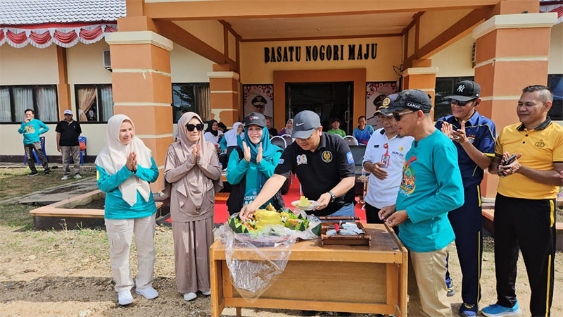 Kasi Intel Kejari Kuansing Sunardi disaksikan Ketua TPKK Hj Yulia Herman, Asisten III Drs Azhar MM, Camat Sentajo Raya Hevi H Antoni, melakukan pemotongan tumpeng saat perayaan HUT Sentajo Raya