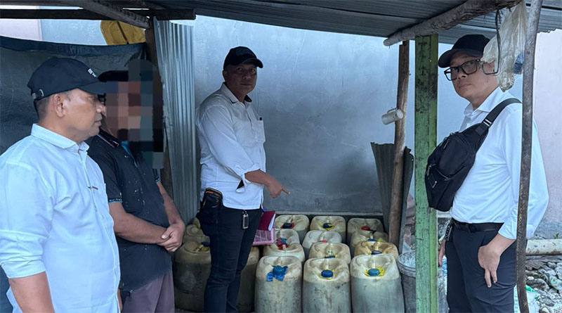 Tim Satreskrim Polres Kampar menggerebek gudang penyimpanan BBM ilegal di Desa Gunung Sari, Kecamatan Gunung Sahilan, Kabupaten Kampar, Senin (6/10/2025) sore.