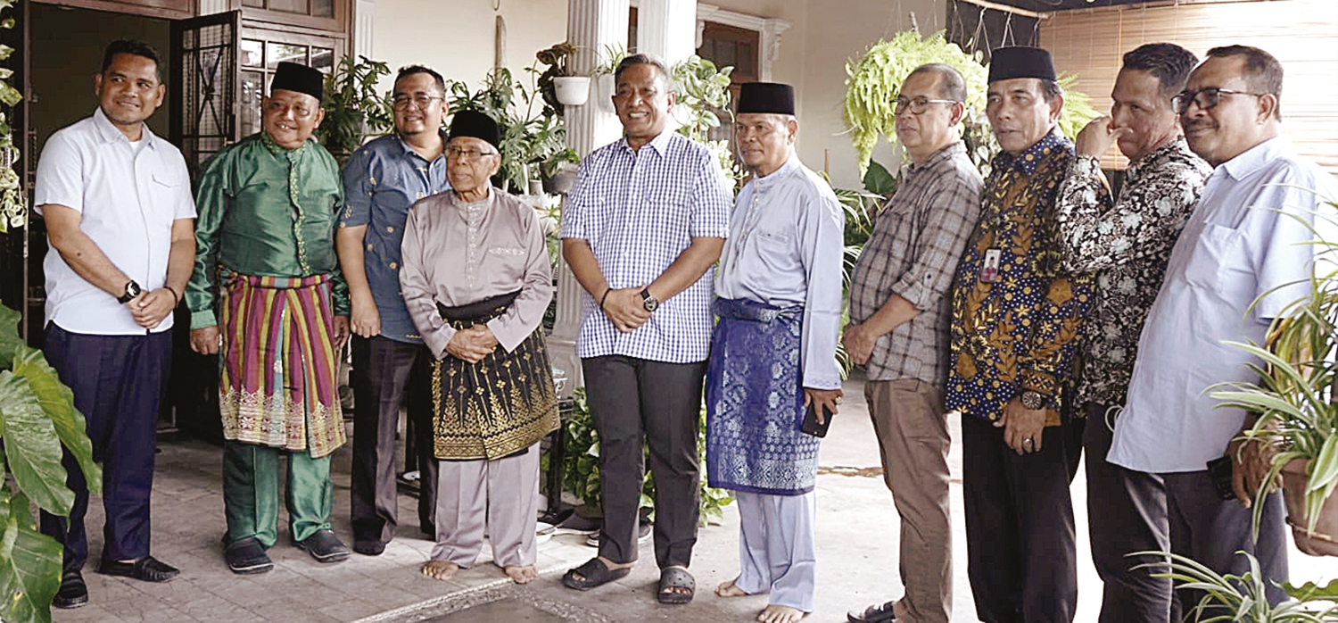 FOTO BERSAMA: Bupati Rohul Anton bersama rombongan melakukan anjangsana sekaligus silaturahmi di kediaman mantan Plt Bupati Rohul pertama tahun 1999 H Nurhasyim SH (empat kiri) di Pekanbaru, Selasa (7/10/2025).