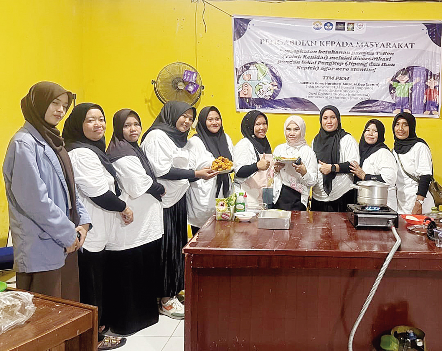 Ketua Tim PKM Ikes Payung Negeri Pekanbaru Bd Mustika Hana Harahap MKM MKeb, anggota Bdn Siska Mulyani MBiomed, Asniati MKes, Bidan Hermawarni Harahap dan mahasiswa perawat Duwi Chintya Harahap dan kader Posyandu Desa Teluk Kenidai, Kecamatan Tambang, Kab
