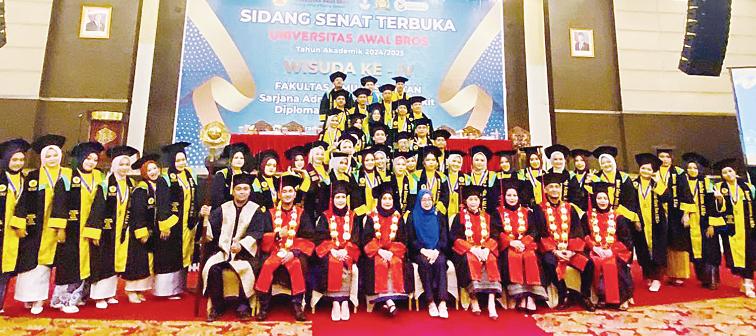 FOTO BERSAMA: Civitas akademika Universitas Awal Bros foto bersama usai wisuda lulusan IV di Hotel Grand Central Pekanbaru, Selasa (7/10/2025).