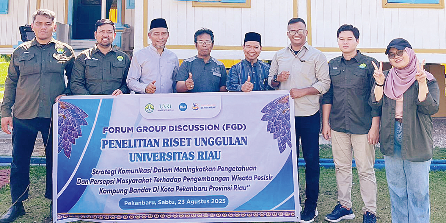 FOTO BERSAMA: Tim Riset Unggulan Unri foto bersama dengan anggota DPRD Riau Ayat Cahyadi SSi MPWK (tiga kiri) usai Forum Group Discussion di Kampung Bandar Pekanbaru, baru-baru ini.