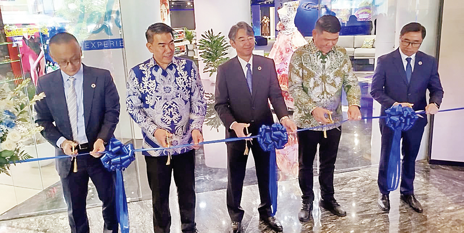 MERESMIKAN: Manajemen Epson dan PIN saat meresmikan PIN Experience Center di Jakarta, Senin  (6/10/2025).