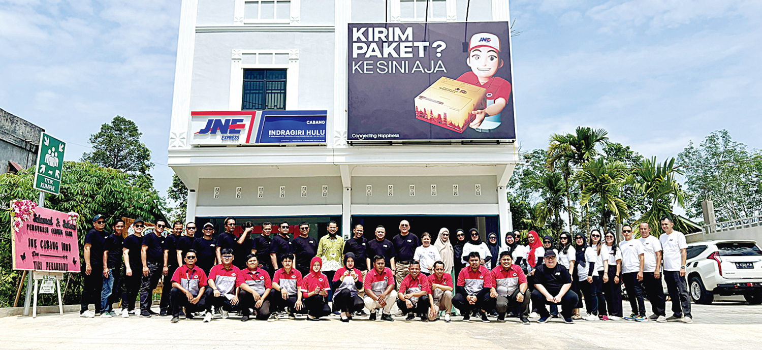 FOTO BERSAMA: Jajaran JNE berfoto bersama di Kantor Perwakilan yang baru diresmikan di Indragiri Hulu,  belum lama ini.&nbsp;