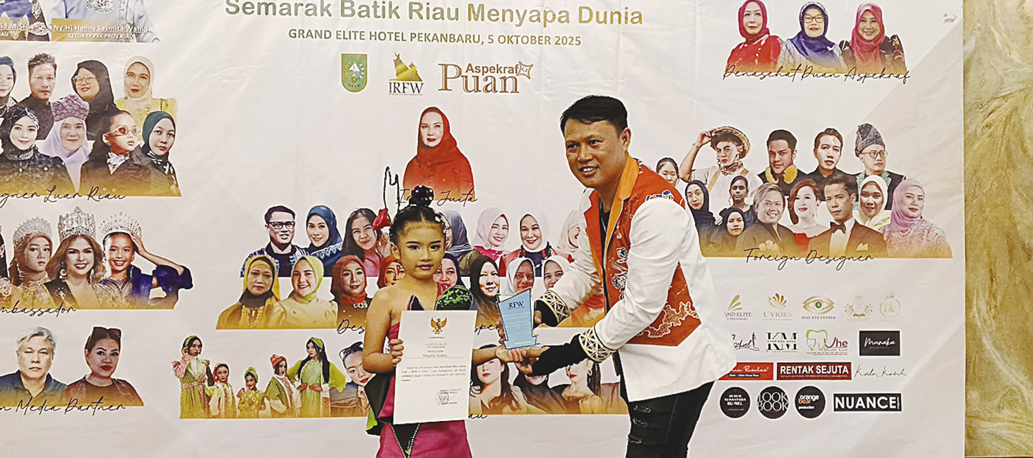 TERIMA PENGHARGAAN: Shaqilla Azzahra menerima penghargaan IRFW season 2 di Pekanbaru, baru-baru ini.