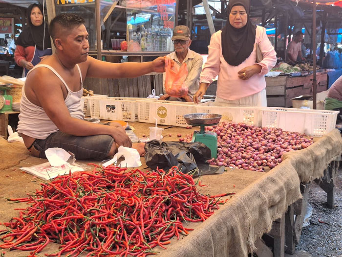 Harga cabai di Pasar Bangkinang mencapai Rp110 ribu sampai Rp120 ribu per kg, Rabu (8/10/2025).