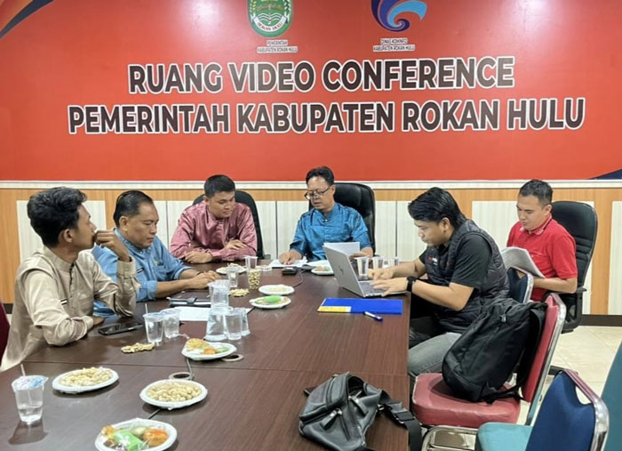 Kabid IKP Diskominfo Rohul Dr Rudy Fadrial MSi (tengah) pimpin rapat mediasi antara warga Pematang Berangan dengan PT Mitratel terkait kompensasi perpanjangan sewa lahan menara telekomunikasi.
