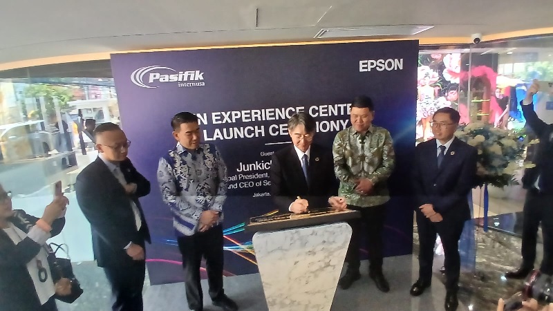 Manajemen Epson dan PIN Pada Peresmian PIN Experience Center di Jakarta (6/10/2025).
