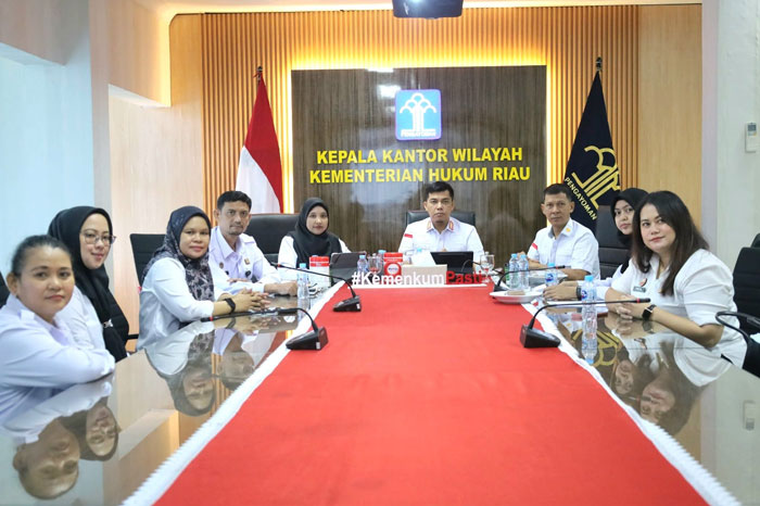 Kakanwil Kemenkum Riau Rudy Hendra Pakpahan (tengah) dan jajaran mengikuti Webinar Uji Publik Rancangan Undang-Undang tentang Pelaksanaan Pidana Mati secara virtual dari Pekanbaru, Rabu (8/10/2025)