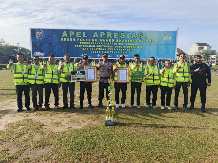 Brigadir Khairi Bhabinkamtibmas Desa Sendaur, Aiptu Andri Kurniawan dari Kedabu Rapat bersama peserta lain usai terima penghargaan Green Policing Award dan Satkamling Terbaik 2025, di Mapolda Riau
