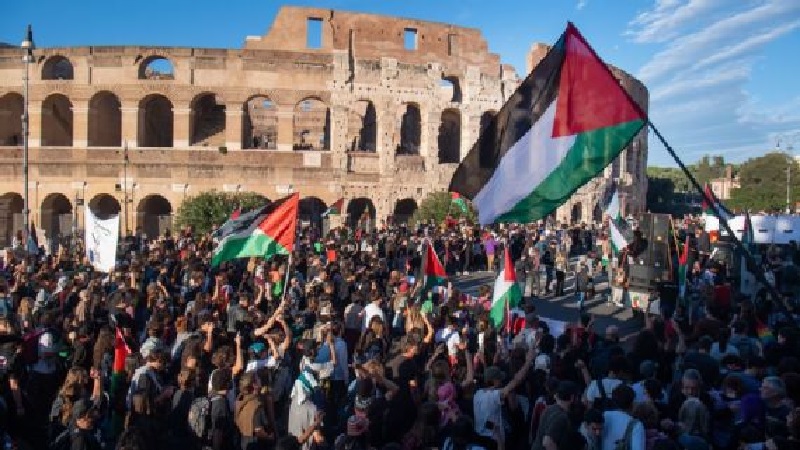 Para demonstran pro Palestina berpartisipasi dalam demonstrasi nasional dalam solidaritas dengan Palestina pekan lalu.
