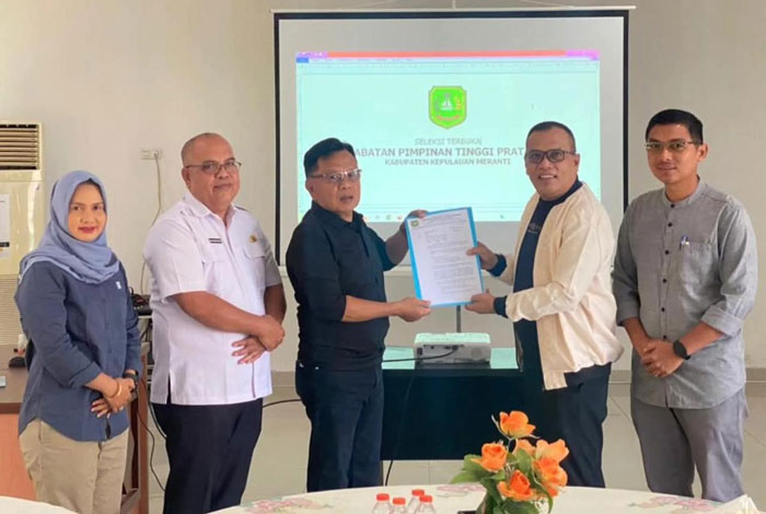 Bupati Kepulauan Meranti AKBP (Purn) H. Asmar menerima hasil seleksi terbuka JPTP dari Ketua Pansel Prof. Adolf Bastian, disaksikan Kepala BKPSDM Bakharuddin dan Sekretaris Pansel Siti Rodhiyah.