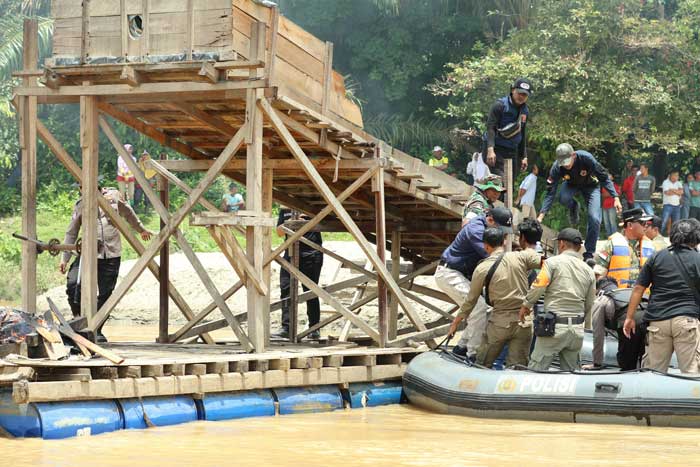 Bupati Kuantan Singingi Suhardiman Amby bersama tim gabungan menaiki perahu karet saat penertiban aktivitas PETI di Desa Pulau Bayur, Kecamatan Cerenti,  Selasa (7/10/2025).