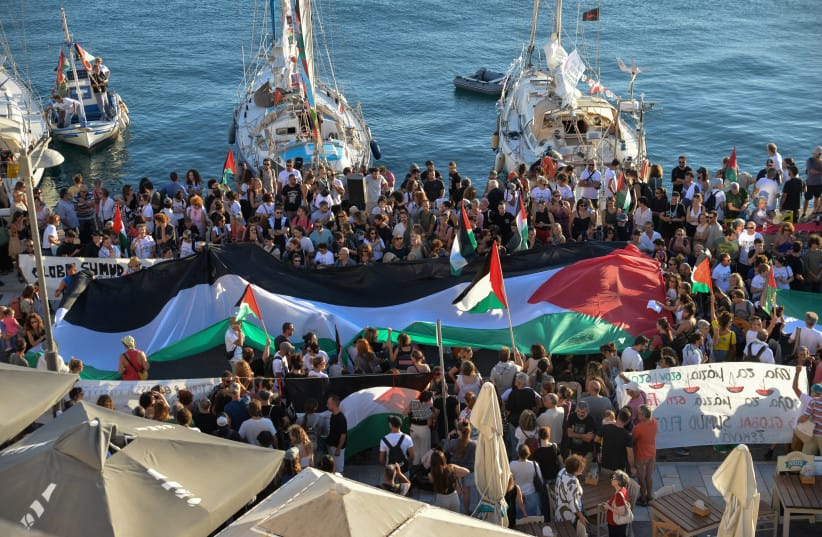 Kapal Thousand Madleens milik Koalisi Armada Kebebasan (Freedom Flotilla Coalition/FFC) yang membawa bantuan kemanusiaan ke Gaza disergap Angkatan Laut Israel, Rabu (8/10/2025).