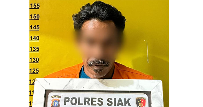 Terduga pelaku pencabulan berinisial S, menjalani penyidikan di Polsek Sungai Apit, Kamis (9/10/2025).