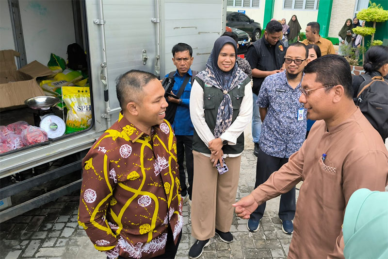 Gubri Abdul Wahid saat meninjau kegiatan operasi pasar murah di Jalan KH Ahmad Dahlan Pekanbaru, Kamis (9/10/2025).