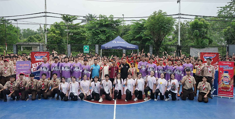 Perwakilan Sponsor, majelis guru, tim basket putra dan tim dance SMA Witama Pekanbaru foto bersama saat acara Roadshow Honda DBL with Kopi Good Day 2025 Riau, Kamis (9/10/2025).