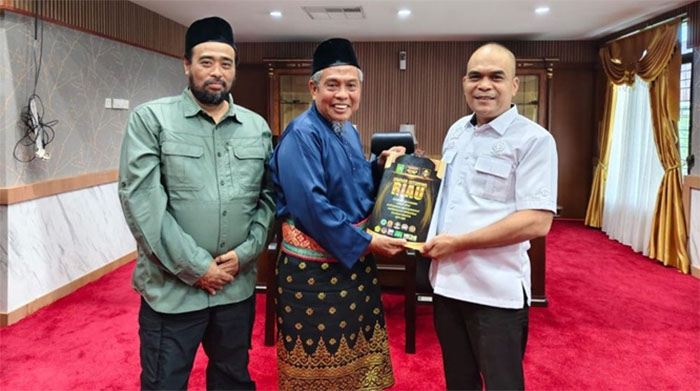 Ketua BPP DIR Datuk Seti Tafuik Ikram Jamil menyerahkan naskah akademik RUU DIR kepada Ketua DPRD Riau Kaderismanto, Selasa (7/10/2025).
