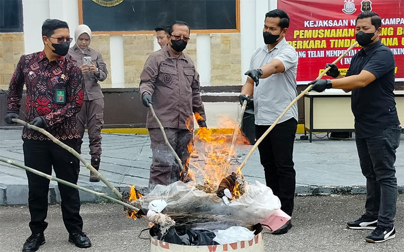 Kajari Kampar Dwianto Prihartono memimpin pemusnahan barang bukti dari 84 perkara pidana yang sudah inkrah di halaman kantor Kejari Kampar, Bangkinang, Kamis (9/10/2025)
