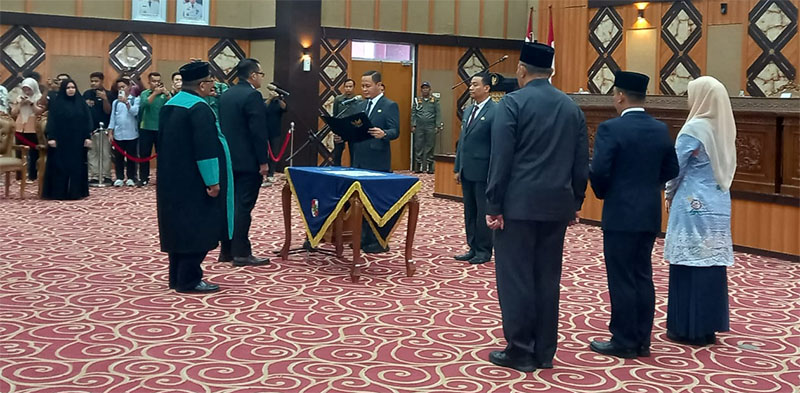Wako Pekanbaru Agung Nugroho didampingi Wawako Markarius Anwar melantik Direktur RSD Madani Adi Darma, Kamis (9/10/2025).