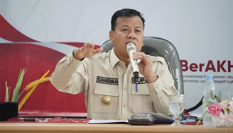 Bupati Kuansing Suhardiman Amby