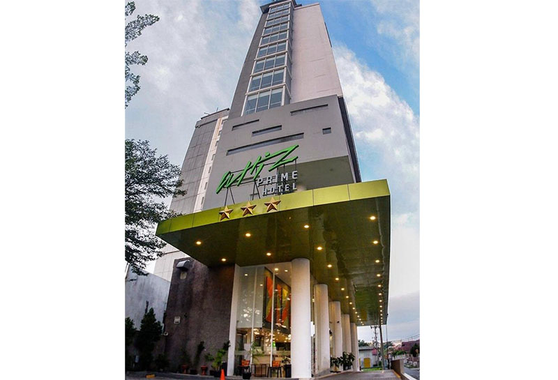 Whiz Prime Hotel Pekanbaru tampak luar.
