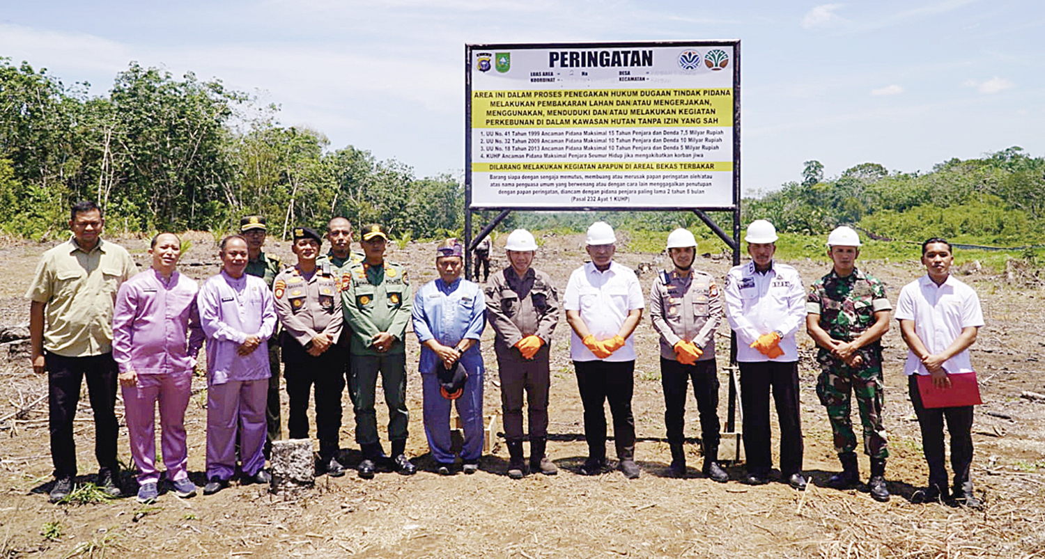 FOTO BERSAMA: Bupati Rohul Anton ST MM (lima kanan) bersama forkopimda foto bersama usai memasang plang larangan melakukan kegiatan di areal&nbsp;lahan bekas terbakar di Desa Sungai Kumango, Kecamatan Tambusai, Rabu (8/10/2025).