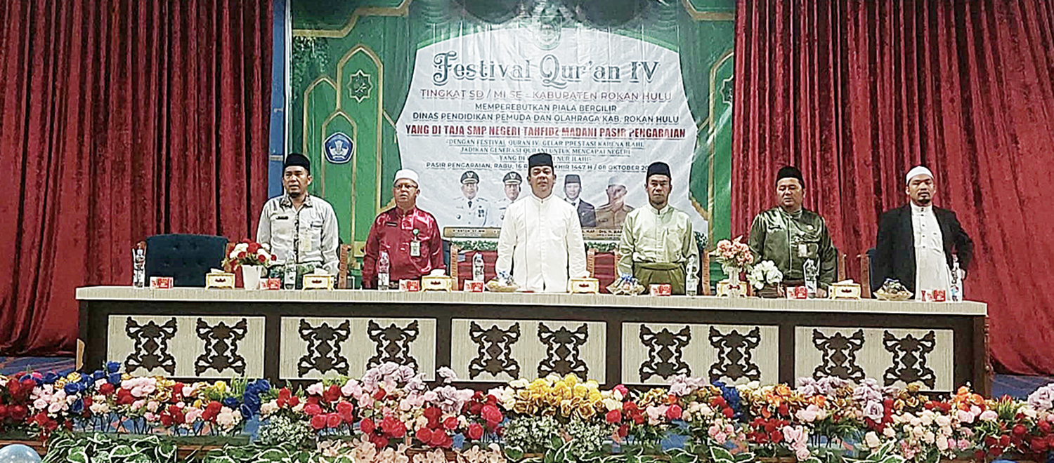 MENYANYI: Wabup Rohul H Syafaruddin Poti SH MM menyanyikan Indonesia Raya sebelum membuka acara Festival Qur&rsquo;an tingkat SD/MI kabupaten di Convention Hall Islamic Center Pasirpengaraian, Rabu (8/10/2025).