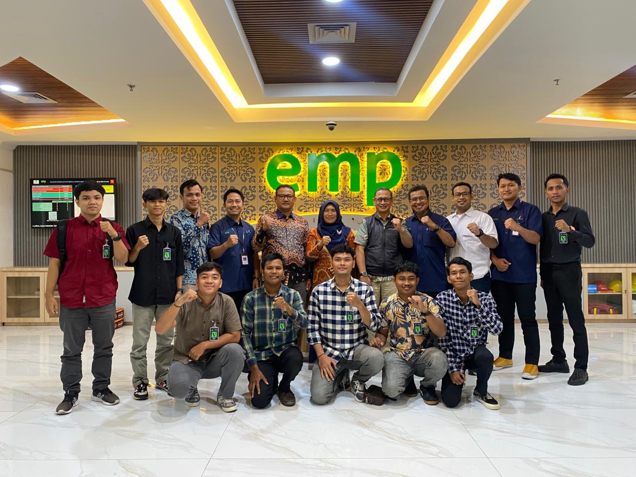 Manajemen EMP Bentu foto bersama pemuda Program Vokasi Pemuda 2025 , beberapa waktu lalu.