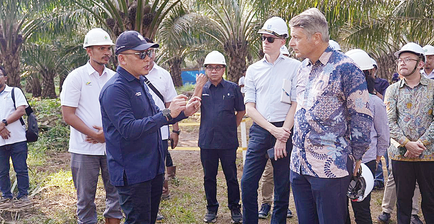 Berbincang: Direktur Utama PTPN IV PalmCo Jatmiko San&shy;tosa berbincang dengan Dubes Uni Eropa untuk Indo&shy;nesia Denis Chaibi saat mengunjungi perkebunan kelapa sa&shy;wit dan kebun rambutan di Sumatera Utara, Selasa (7/10/2025).