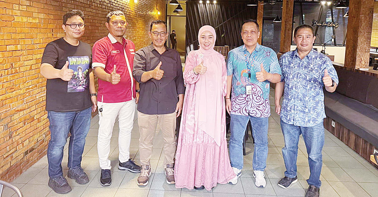 berfoto bersama: Anggota DPD RI Dapil Riau Sewitri berfoto bersama pengurus AMCD Riau usai pertemuan, Rabu (8/10/2025).