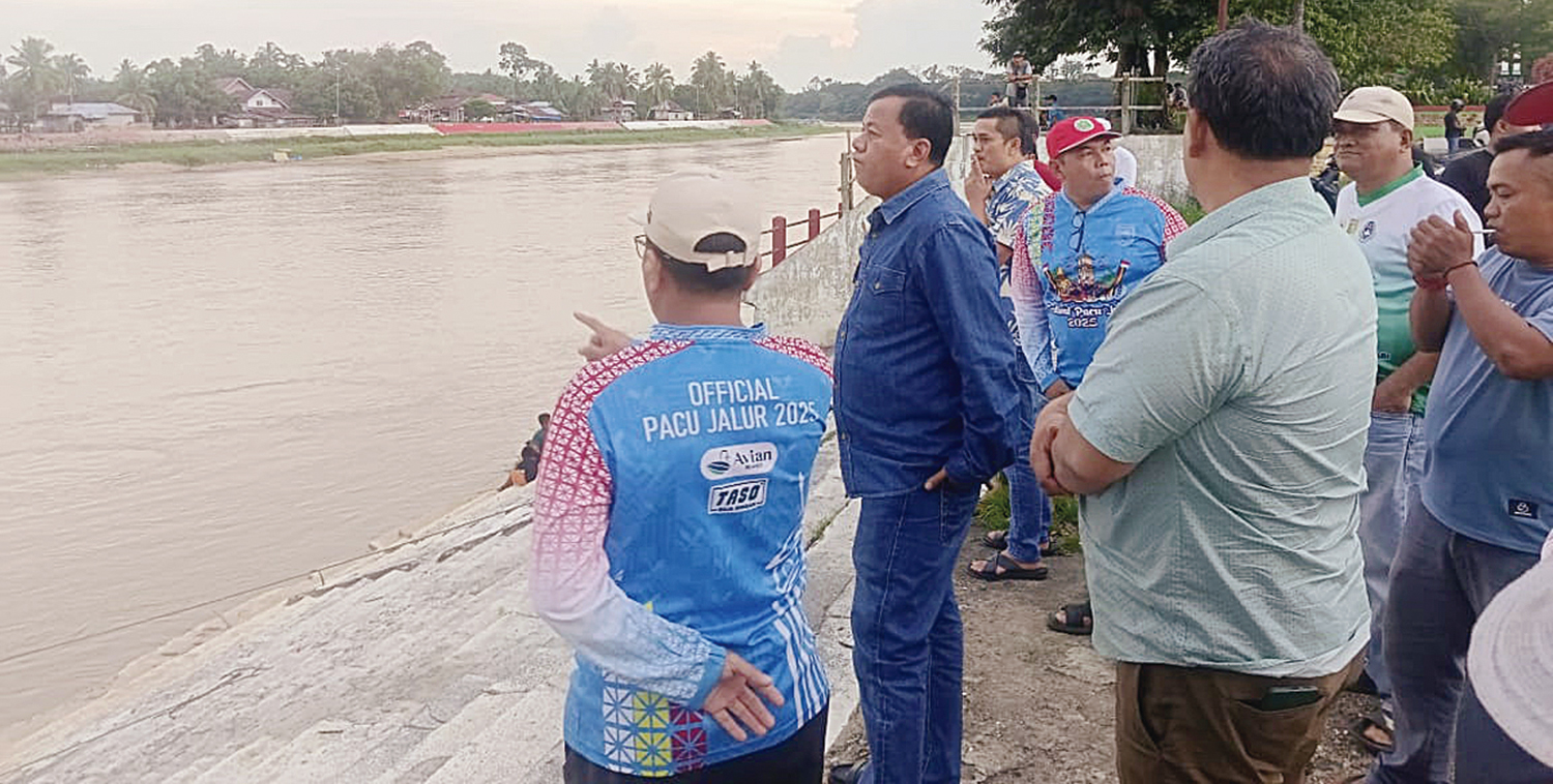 TINJAU ARENA: Bupati Kuansing Dr H Suhardiman Amby MM bersama Ketua Panitia Pacu Jalur HUT Kuansing Andi Cahyadi dan anggota meninjau arena Tepian Narosa, Telukkuantan, Rabu (8/10/2025).
