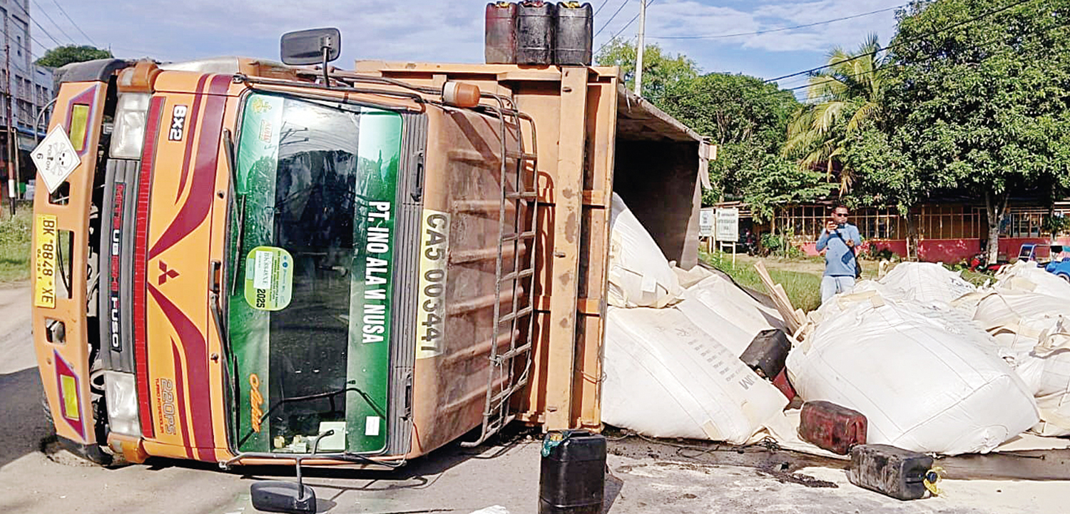 TRUK TERGULING: Truk bermuatan bleaching earth terguling di Jalan Lintas Sumatera (Jalinsum), KM 7 Kota Baganbatu, Bagan Sinembah, Rohil, Rabu (8/10/2025).&nbsp;