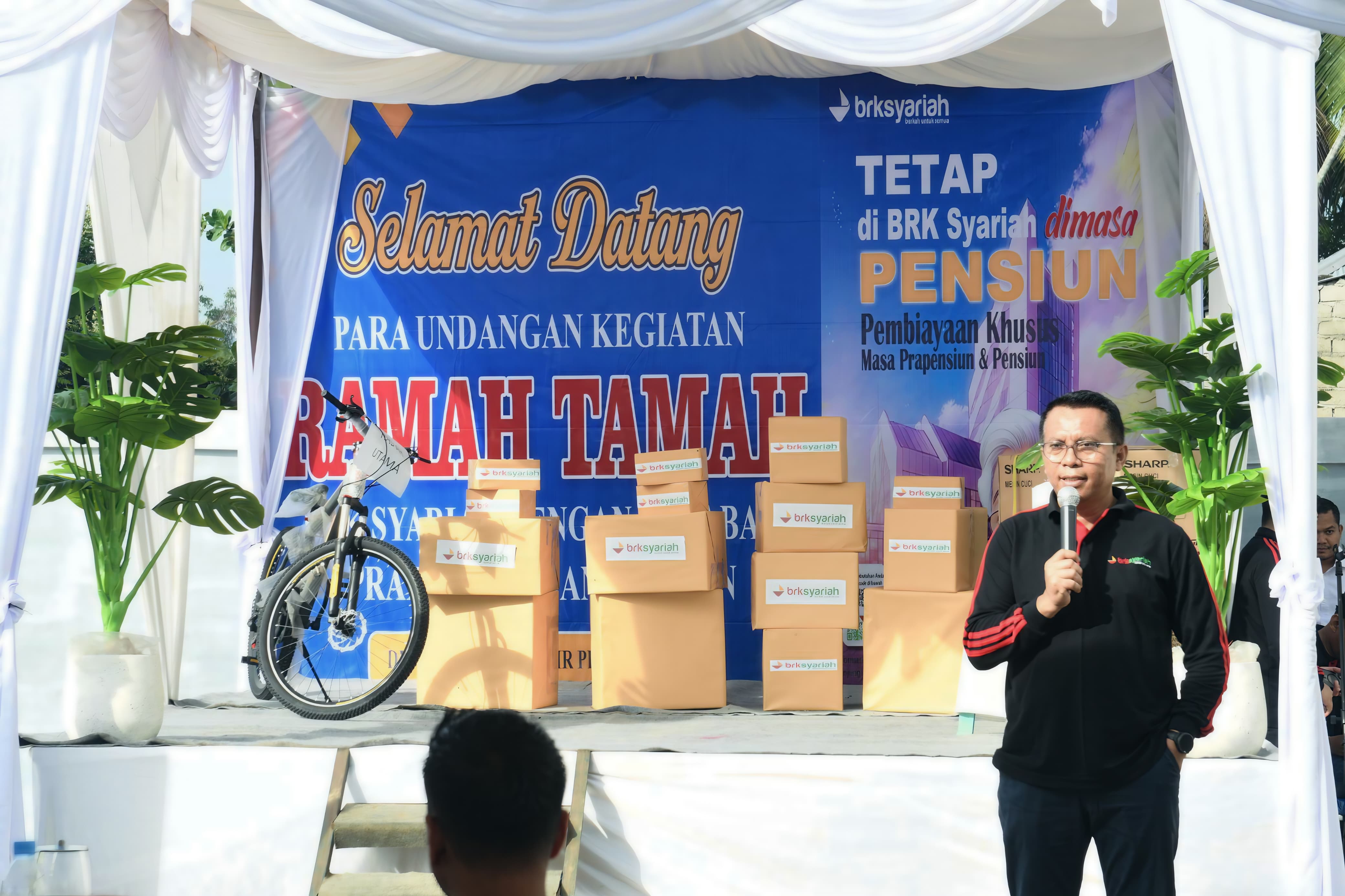 Pembagian doorprize serta layanan pemeriksaan kesehatan gratis di  kegiatan silaturahmi dan edukasi keuangan BRK Syariah