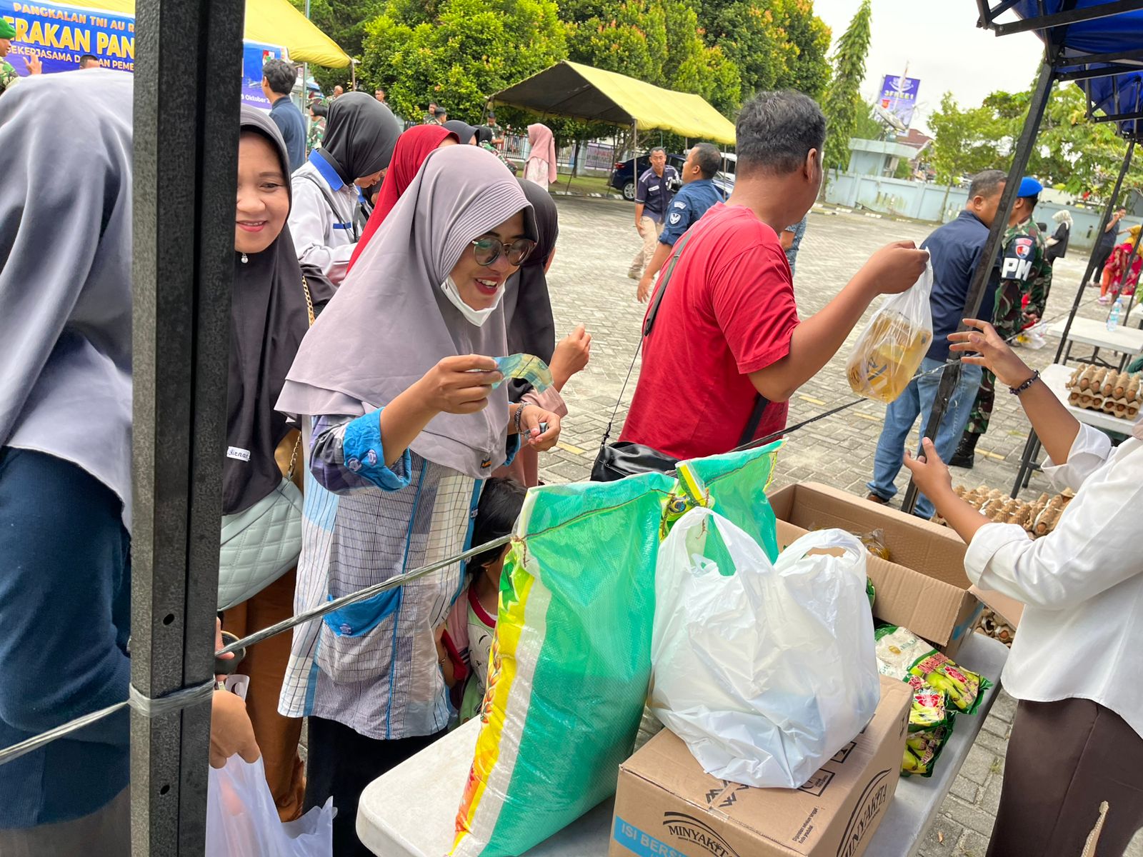 Masyarakat antusias membeli bahan pokok di Gerakan Oangan Murah yang digelar Pemko Pekanbaru di dekat Lanud Roesmin Nurjadin, Kamis (9/10/2025) pagi.