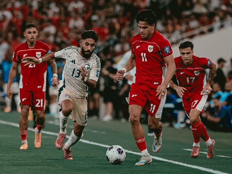 Penyerang Timnas Indonesia Ragnar Oratmangoen mencoba melewati adangan pemain Arab Saudi Nawaf Boushal pada babak keempat Kualifikasi Piala Dunia 2026 Zona Asia di Jeddah.