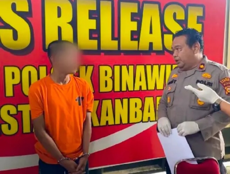 Kapolsek Binawidya Kompol&nbsp;Ihut&nbsp;Manjalo Tua saat mengintrogasi pelaku di Polsek Bina Widya, Kamis (9/10/2025).