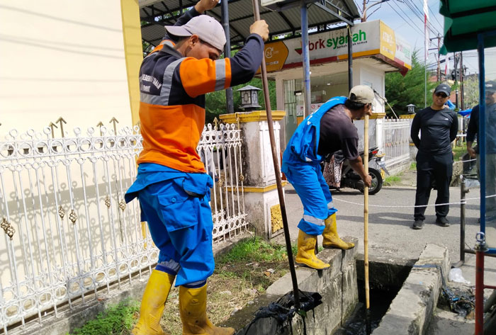 Wabup Rohil Jhony Charles melihat petugas DLH melakukan pembersihan aliran parit di depan RSUD dr RM Pratomo Bagansiapiapi.