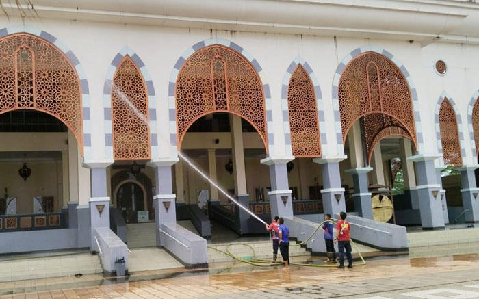 Petugas Damkar menyiram selasar dan bangunan MAIC jelang peringatan HUT ke 26 Kabupaten Rohul, Kamis (9/10/2025).