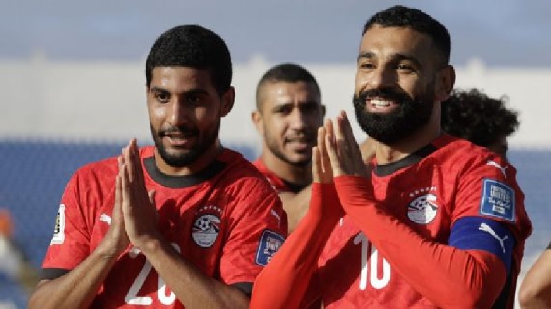 Mohamed Salah Ibrahim Adel dari Mesir merayakan kemenangan mereka atas Djibouti di kualifikasi Piala Dunia FIFA.